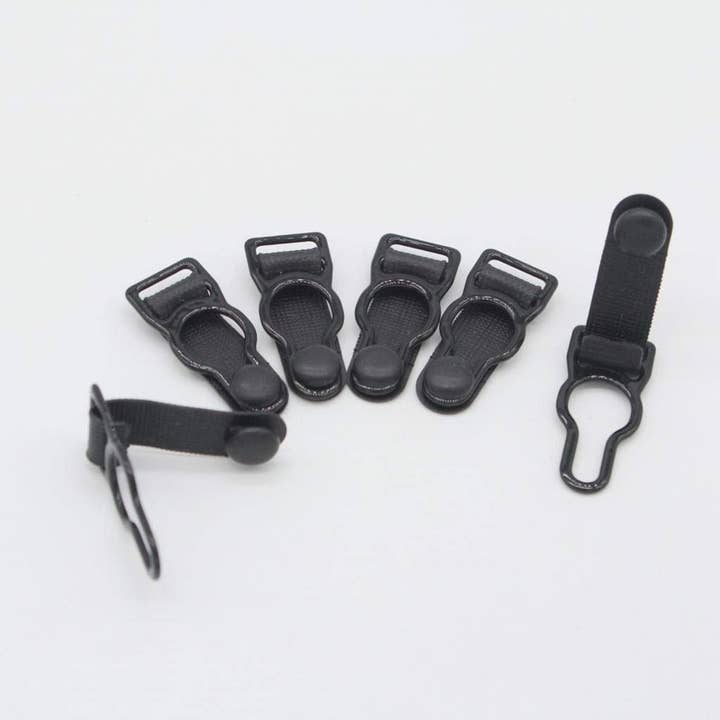 Boucles porte-jarretelles noires en acier avec languettes en silicone pour la vente par Allied Trimmings