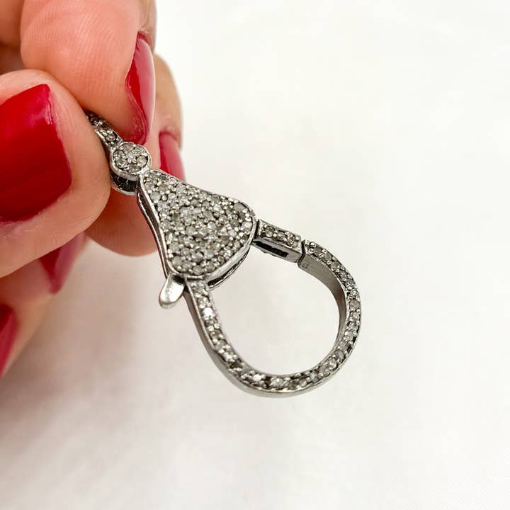 DC654. Diamant-Sterlingsilber-Tropfenform-Auslöserverschluss für den Großhandel von Tresor Jewelry Inc.