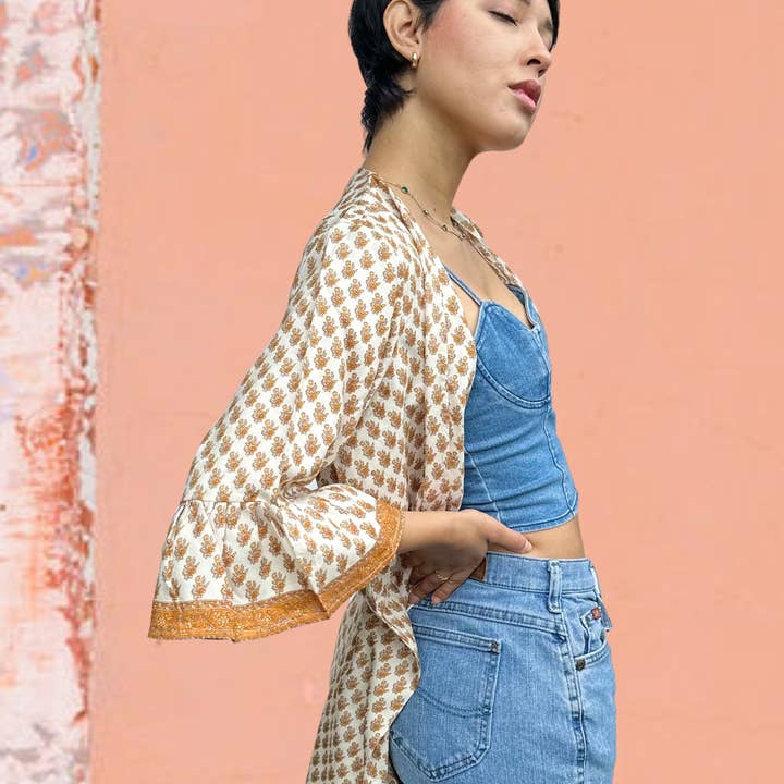 Kimono à volants Saari Oro pour la vente par AMANSH