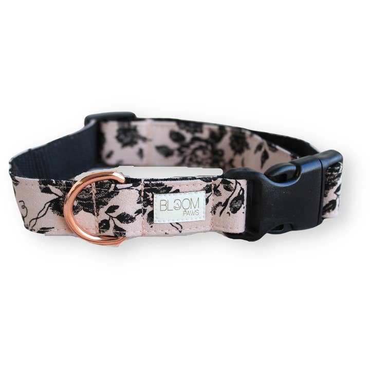 Justerbart hundhalsband i tyg - gamla rosa rosor för wholesale av Bloom Paws
