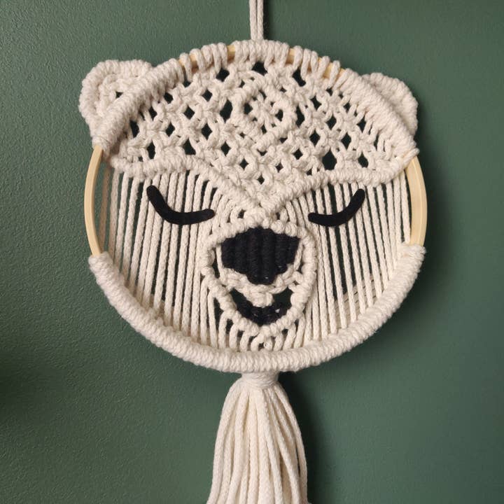 Decorazione murale in macramè - Modello ORSO POLARE per la vendita all'ingrosso da parte di Atelier Woabo