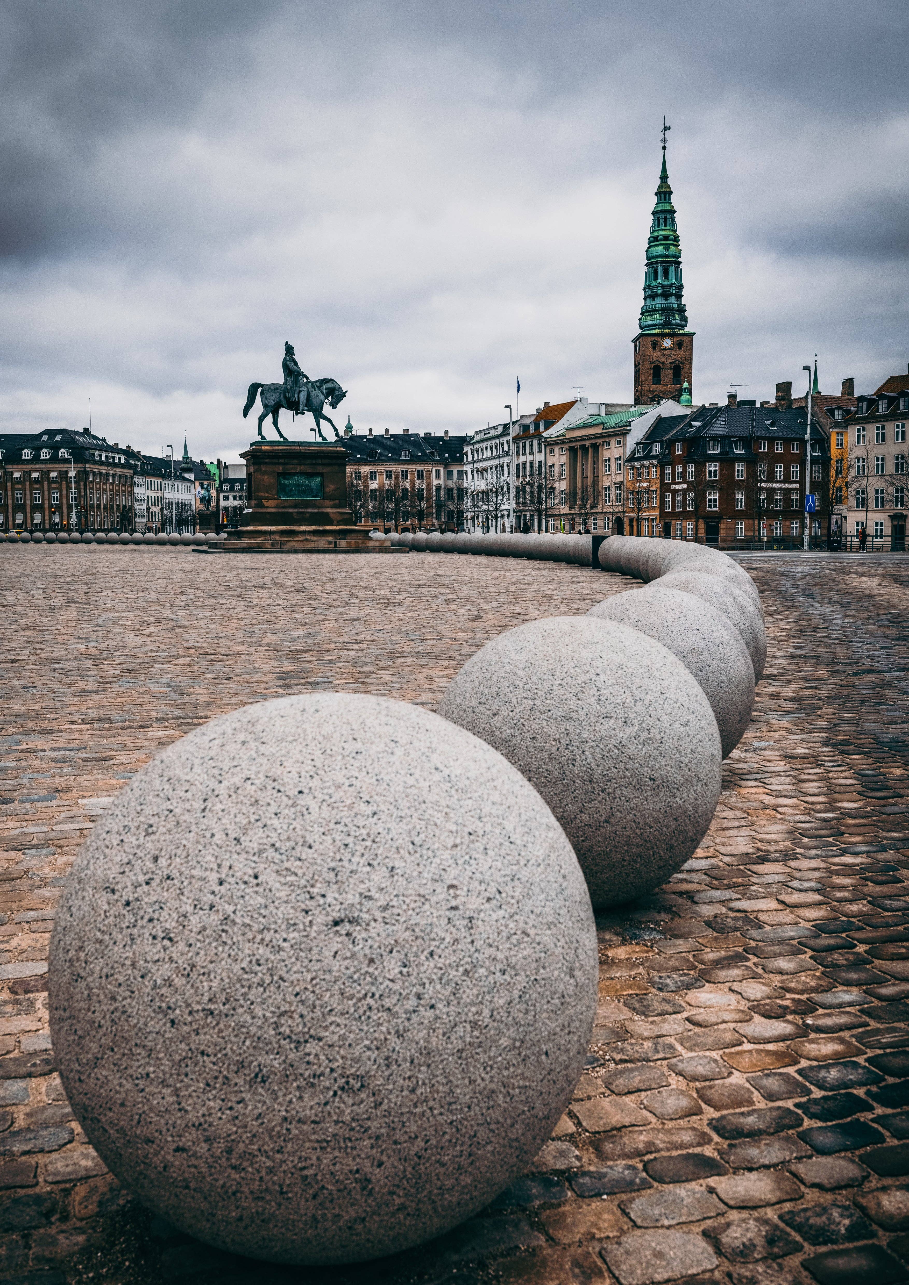 Posters & Puzzles – Großhandel Poster – Copenhagen Poster - Linie der Kugeln im Regierungsgebäude0
