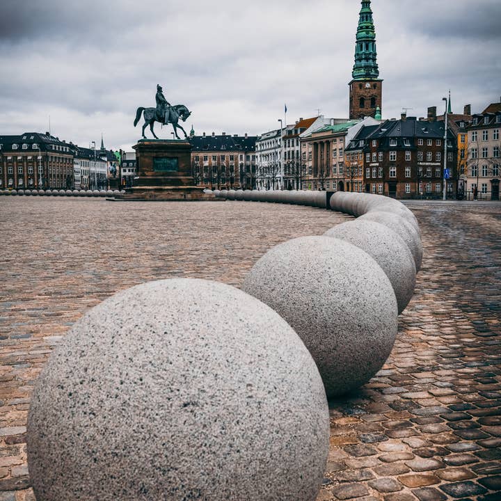 Posters & Puzzles – Großhandel Poster – Copenhagen Poster - Linie der Kugeln im Regierungsgebäude