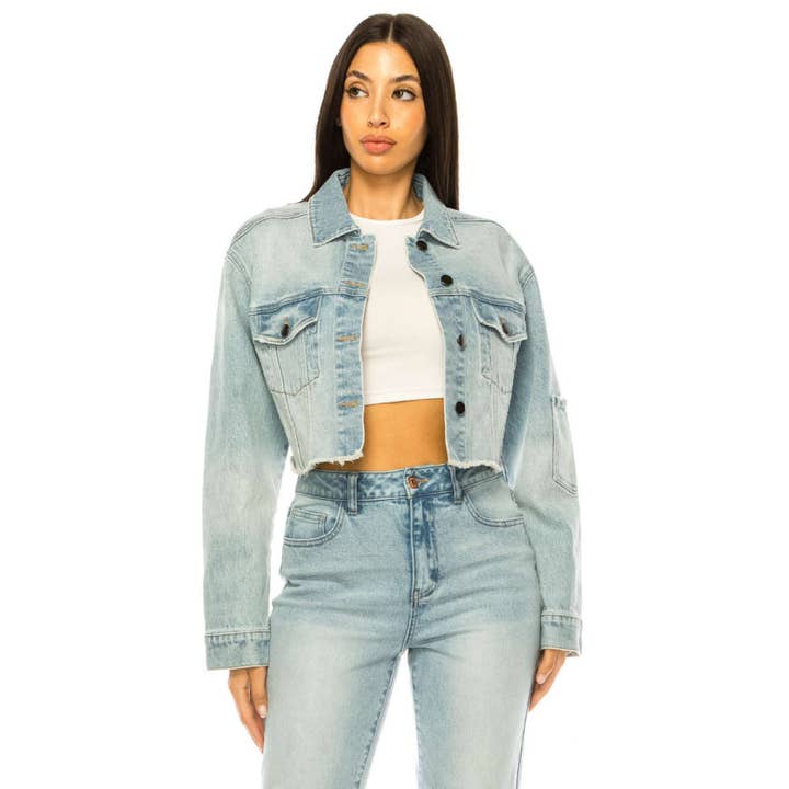 VESTE COURTE EN JEAN DE COULEUR CLAIRE À BORDS BRUTS pour la vente par great smoky