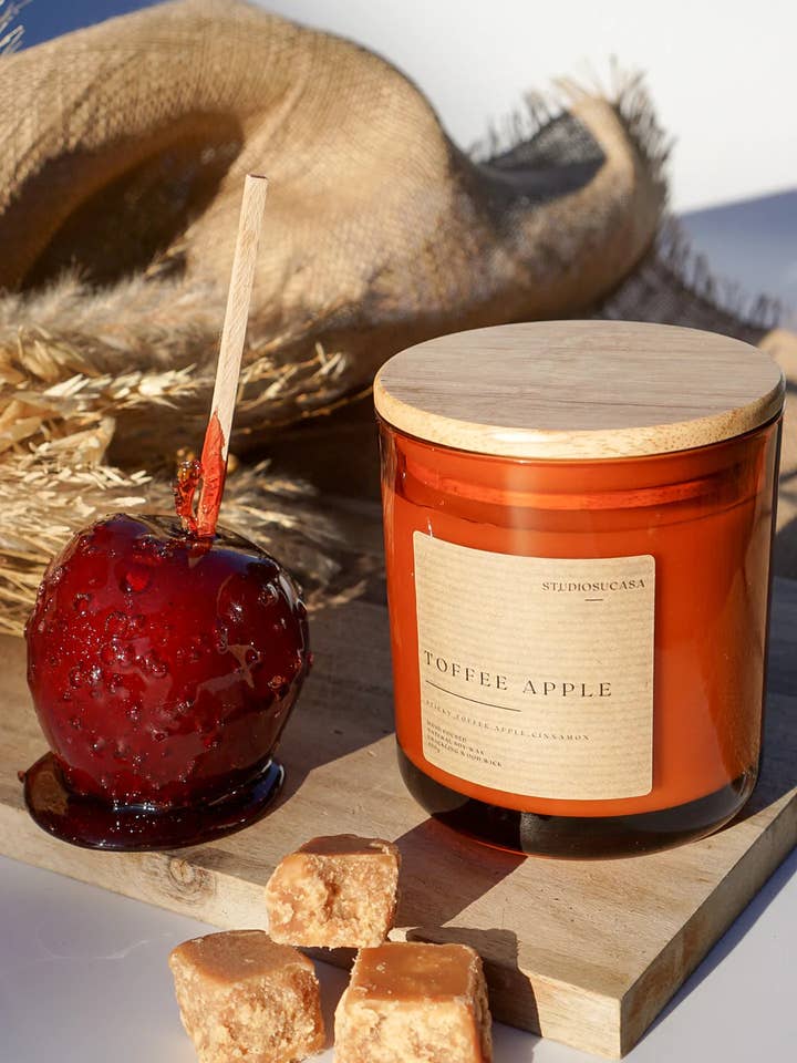 Toffee Apple Wood Wick Lys Med Træ Låg - Stor 400g for engroshandel hos Studio Su Casa