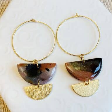 Lottie Resin met schildpadstructuur getextureerde charmeoorring voor wholesale door Kismet Klay