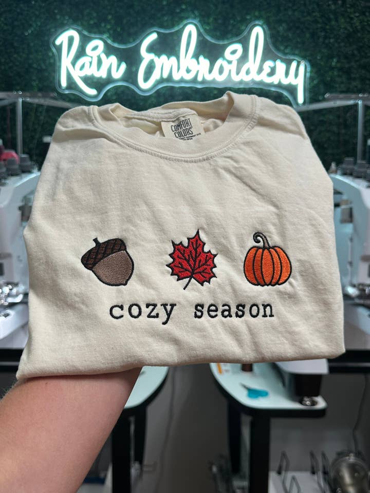 Cozy Season Broderet T-shirt for engroshandel hos Rain Embroidery