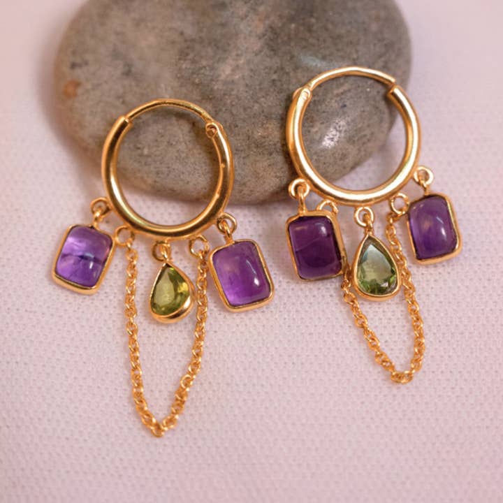 Boucles d'oreilles huggie en améthyste et péridot : Bijoux minimalistes pour tous les jours pour la vente par DIORA