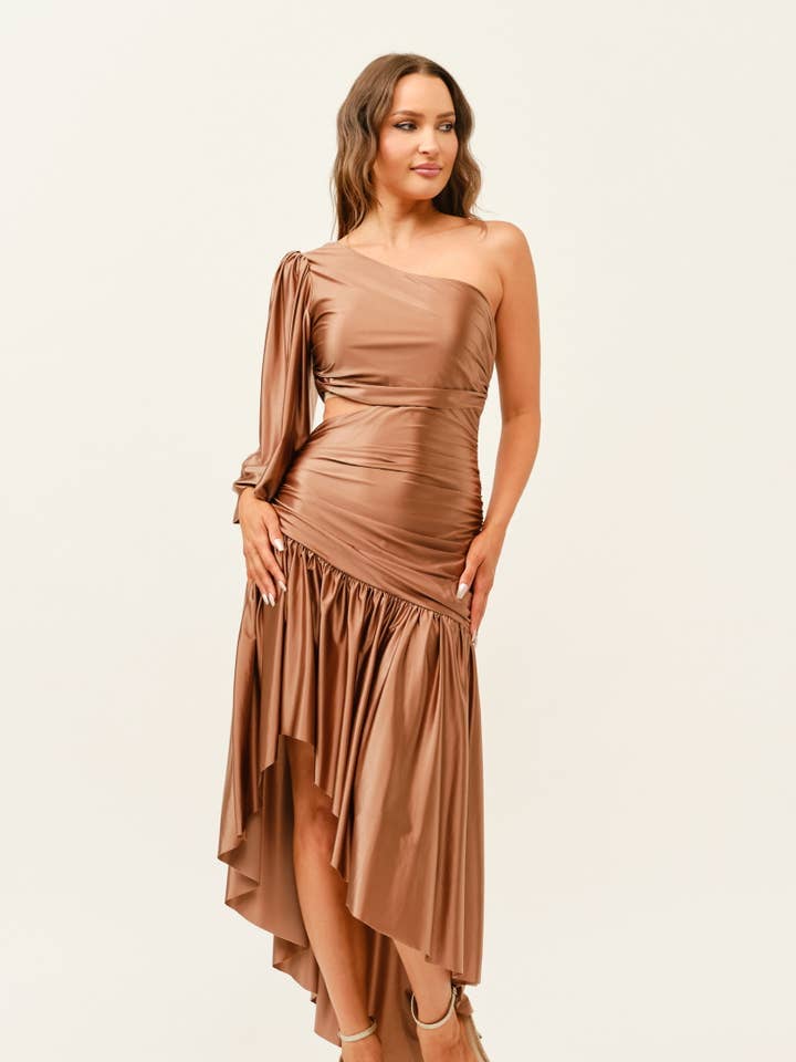 Robe asymétrique en satin froncé à une épaule pour la vente par Miss Avenue