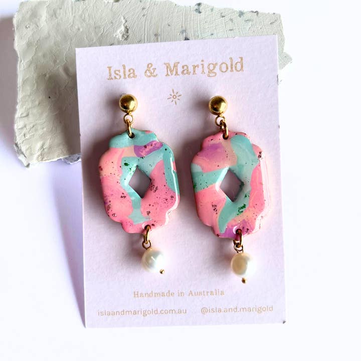 Orecchini in argilla polimerica con perla rosa verde per la vendita all'ingrosso da parte di Isla & Marigold