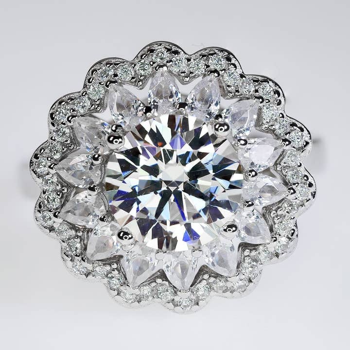 Bague halo en moissanite 2 carats avec entourage en forme de poire - Or blanc argenté 925 pour la vente par Sparkile