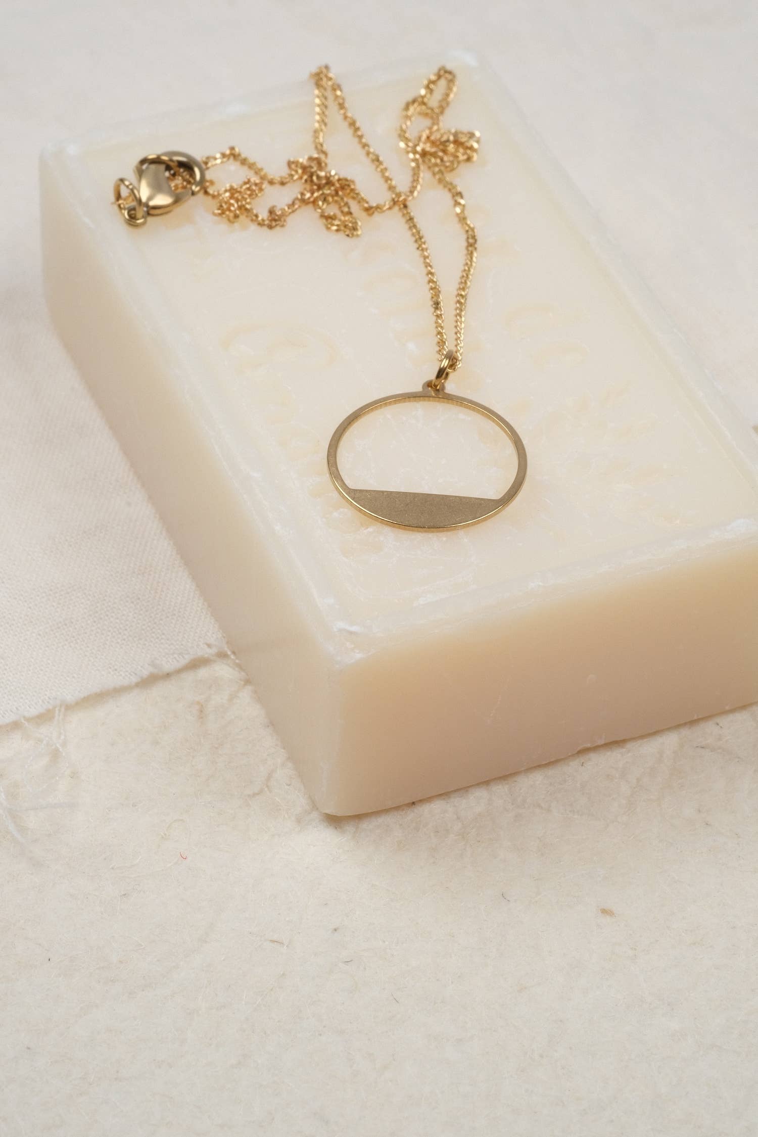 BRASSCAKE Jewelry - Vendita all'ingrosso Collana con ciondolo/pendaglio - Collana Sunset in ottone sostenibile color oro1