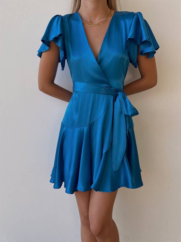 Vestido cruzado de satén Jessica (azul) para venta al por mayor de Kands London