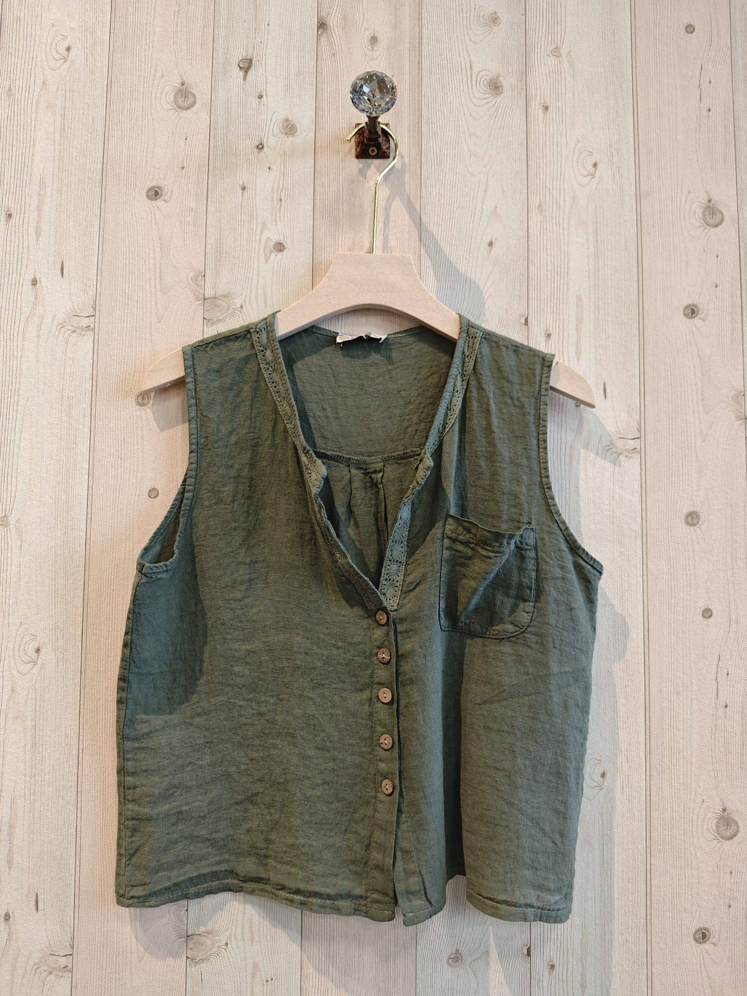 Linen & More – Camisa com botões no colarinho – Mulher por atacado – Blusa sem mangas de linho 100% LINHO9