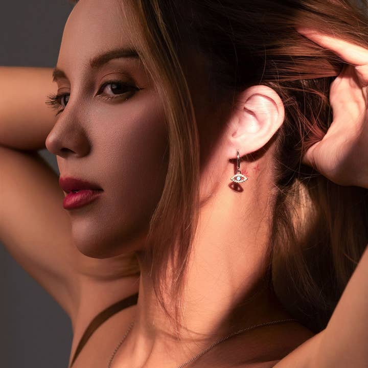 Vachana - Evil Eyes CZ Huggie Hoop-örhängen för wholesale av Vachana