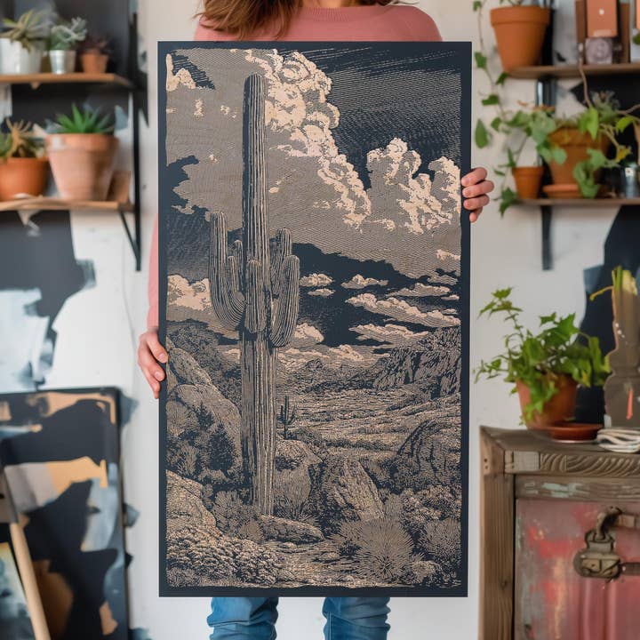 Benoit's Design Co. – wholesale Väggskylt – Saguaro-kaktus i Sonoraöknen graverad träillustration