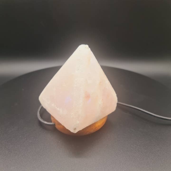 Gemstone Gifts Ltd. – Großhandel Salzlampen – Himalaya-Salz USB-Lampe mit Farbwechsel — Pyramide