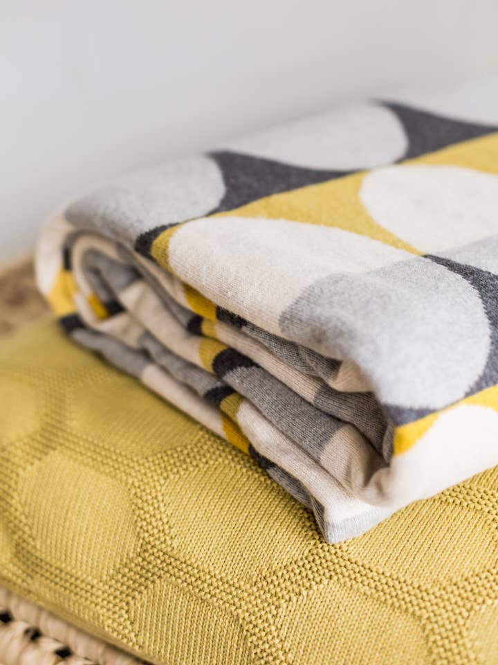 Olivia Tæppe Gul, Blød Jacquard Strikket Bomuld for engroshandel hos Funky Doris