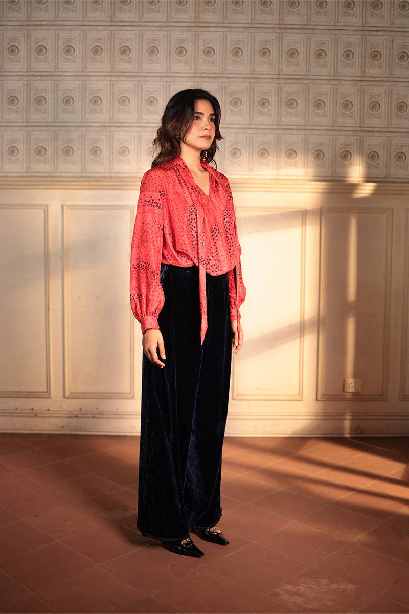 Ornaete – Großhandel Bluse – Damen – KRAWATTENBLUSE AUS SEIDE MIT KLEINEM ROSENDETAIL - Kein Zoll7