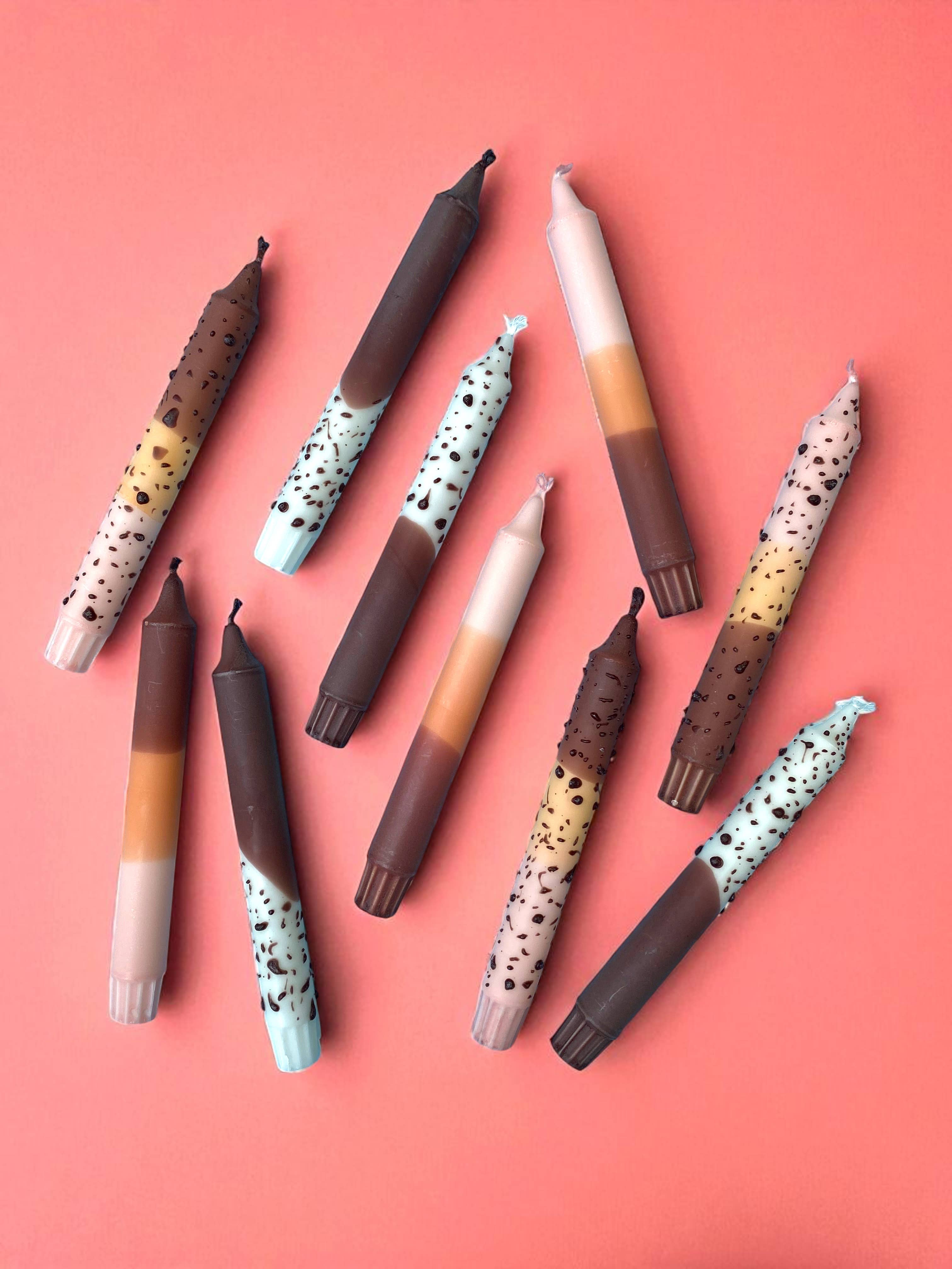 Kupkup HB. - Fi Design Studio Co. – vela pilar por atacado – Brilho Alegre | Vela Tapper Outono em Nova Iorque | 2,3x20 cm10