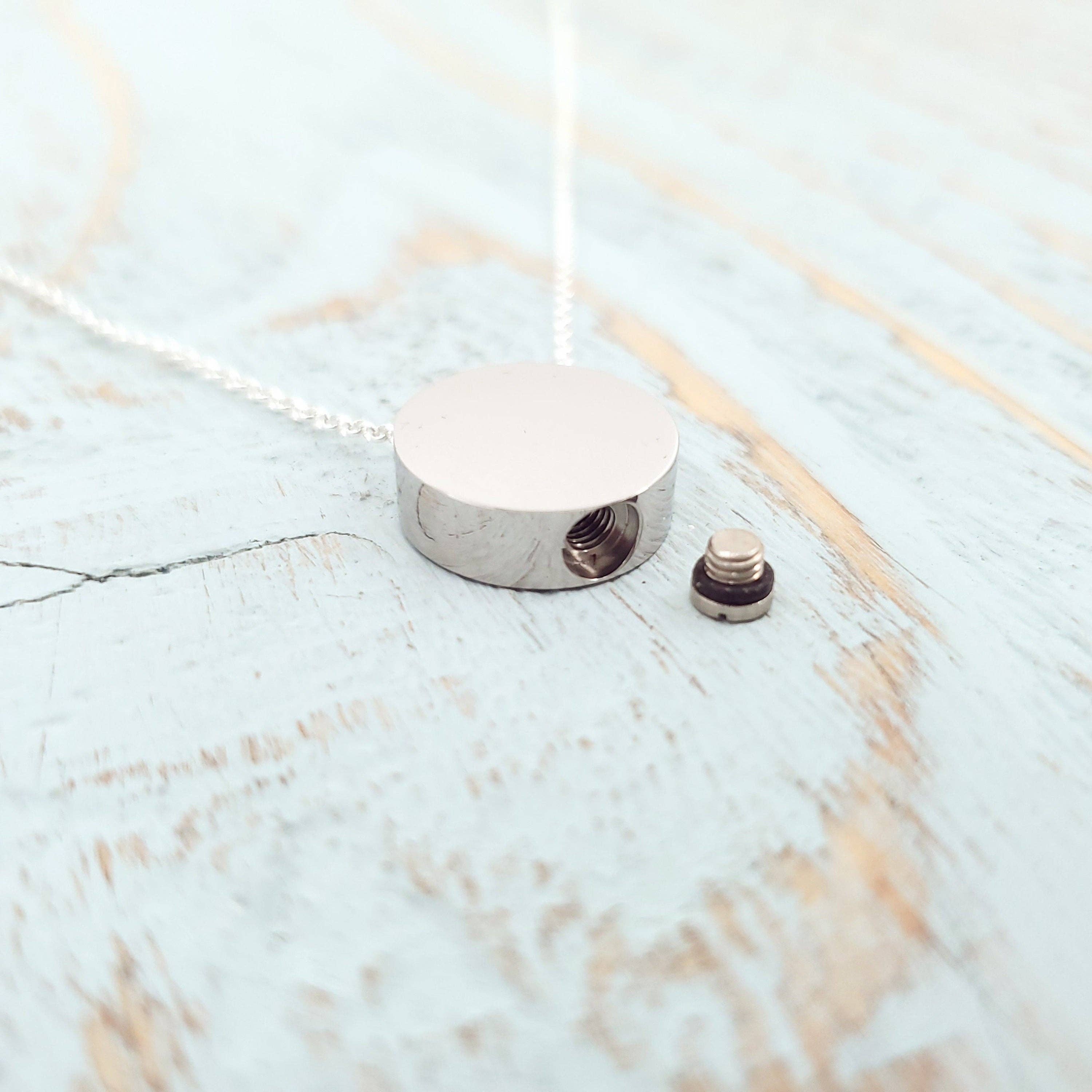 Just Vial - Venta al por mayor Collares con colgantes/abalorios - Colgante sencillo y moderno en forma de círculo para urna de cenizas, acero inoxidable bañado en plata - Just Vial3