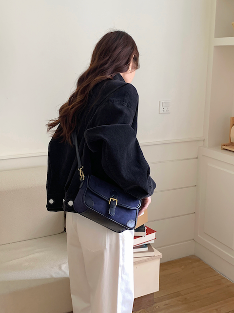 Pretty Persuasions – wholesale Axelremsväska – Dam – P24125 Axel- och crossbodyväska i mockaliknande mikrofiberläder8