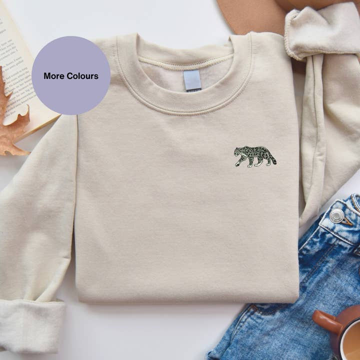 Snow Leopard broderet unisex sweatshirt for engroshandel hos Thread and Needles Co