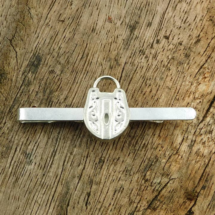 Corbata para candado de peltre hecha a mano por William Sturt para venta al por mayor de William Sturt Fine Pewter