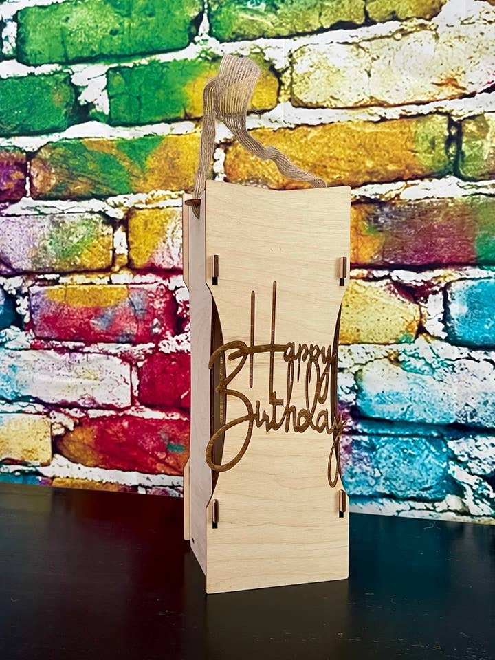 Collection de sacs à vin pliables en bois Happy Birthday pour la vente par AMidSomersNap