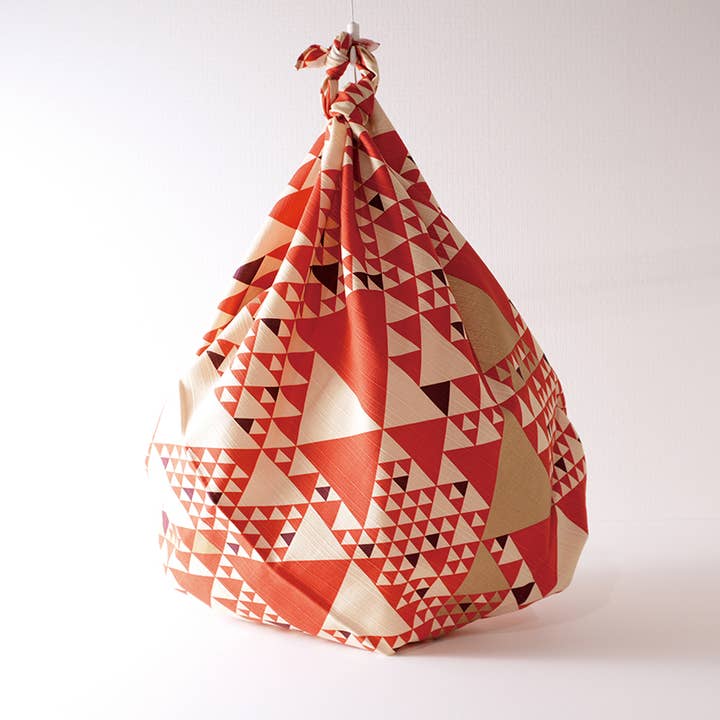 Emballage cadeau en tissu/Furoshiki/Japonais/90cm×90cm Uroko Rouge pour la vente par KASHIKO