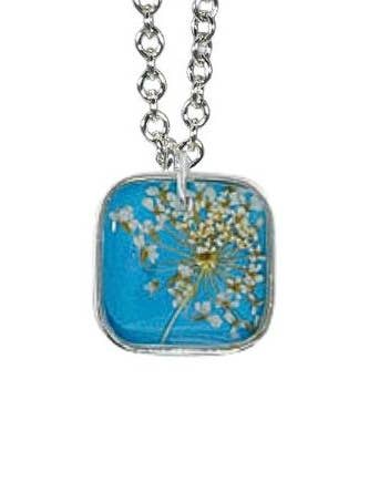 Collar Cuadrado Pequeño de Flor de Encaje en Brisa de Belice para venta al por mayor de Shari Dixon