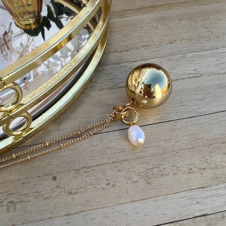 à mes copines – wholesale Hänge-/berlockhalsband – Guld graviditetsboll med cuture pearl