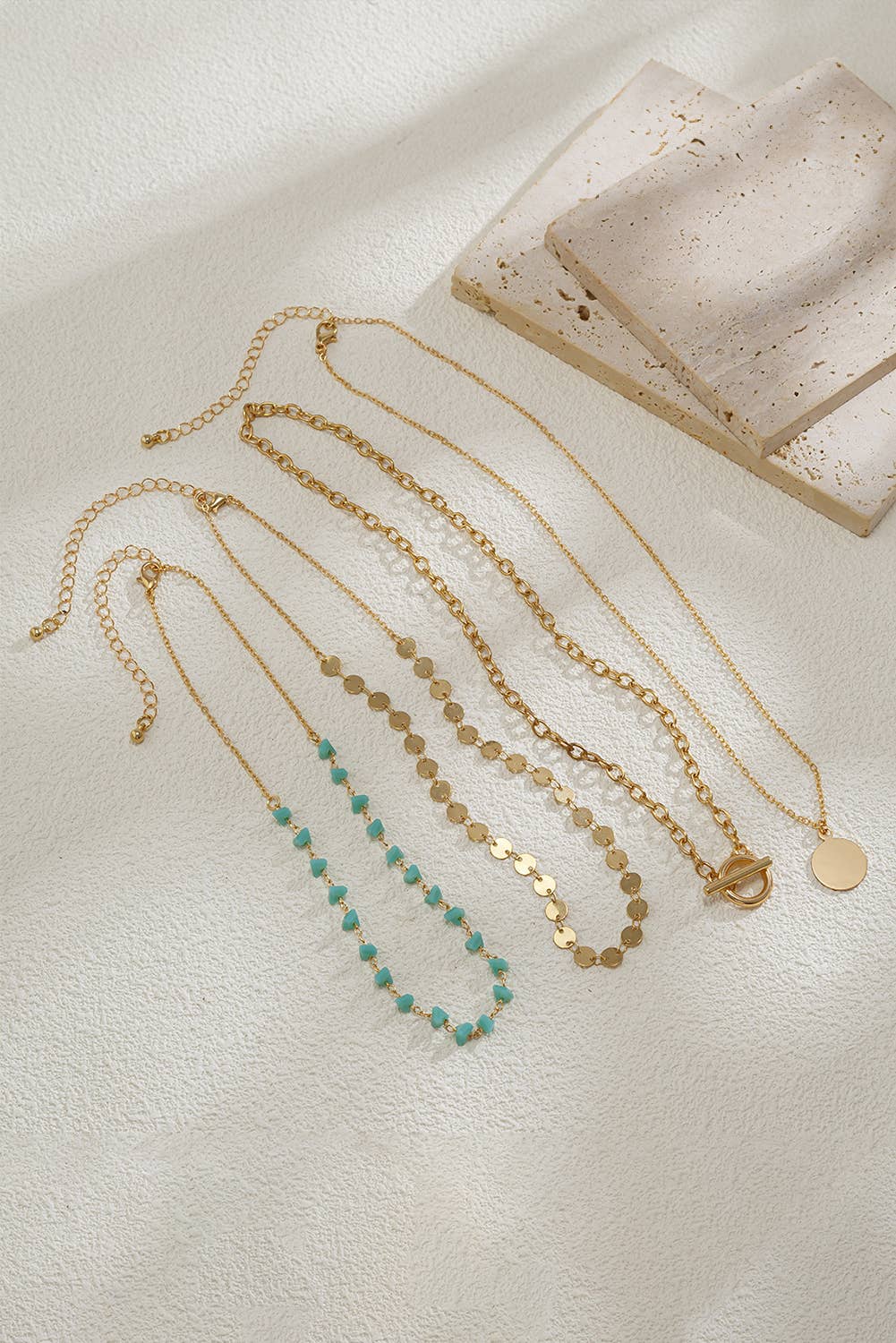 Or Ensemble de colliers 4 pièces avec perles turquoise et disque plaqué LDC. en vente sur Faire3