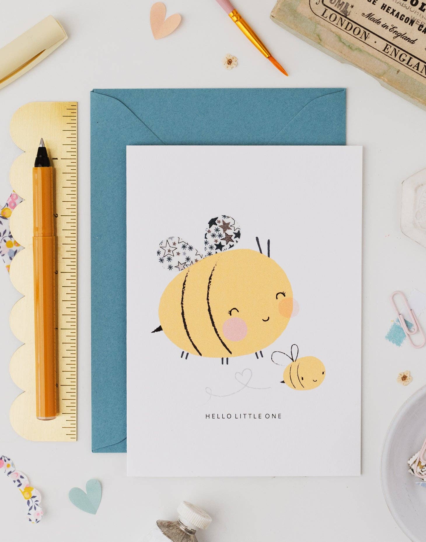 The Charming Press – Großhandel Babykarte – Babykarte Bee New, Motiv: Liberty Adelajdas Wunschstoff1