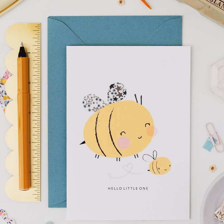 The Charming Press – Großhandel Babykarte – Babykarte Bee New, Motiv: Liberty Adelajdas Wunschstoff1