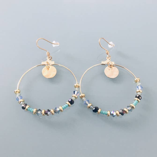 Brincos boémios com pendentes e pérolas azuis por atacado de Clovers