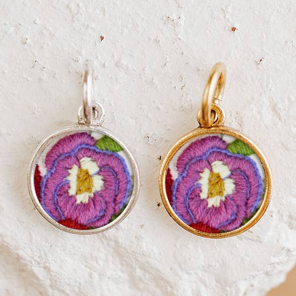 Stedmoderblomst Charm Vedhæng Guld eller Sølv for engroshandel hos Bel Kai