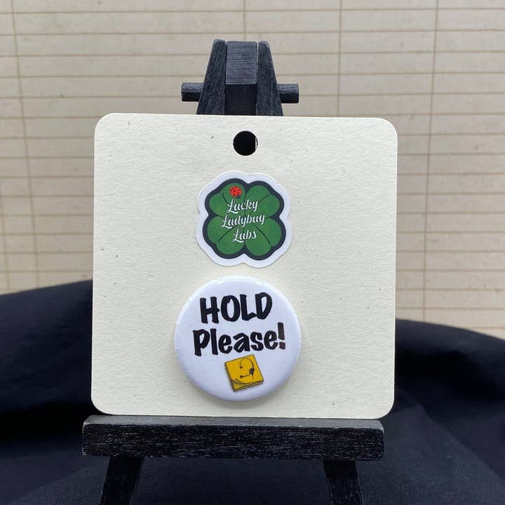 Gestion de scène/Bouton de théâtre : "Un instant, s'il vous plaît" pour la vente par Lucky Ladybug labs