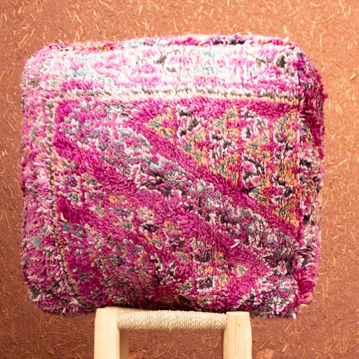 Pouf med kunstnerisk mønster i lilla nuancer for engroshandel hos Daridecoo