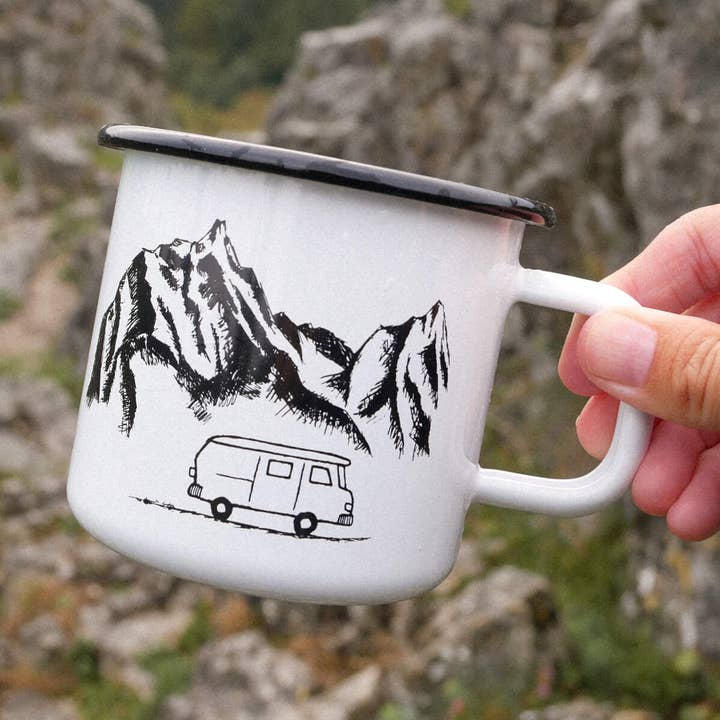 Emaljmugg med berg och husbil för wholesale av Hannibelle