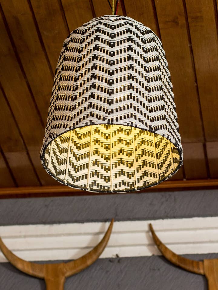 Sort og hvid lampe i syntetisk rattan til ophæng for engroshandel hos BOIS BLANC HOME LTD