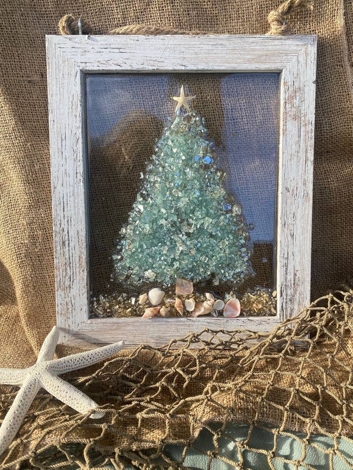 Art de Verre Écrasé Arbre de Noël Côtier dans un Cadre Blanc pour la vente par Sea Dreams Coastal Art