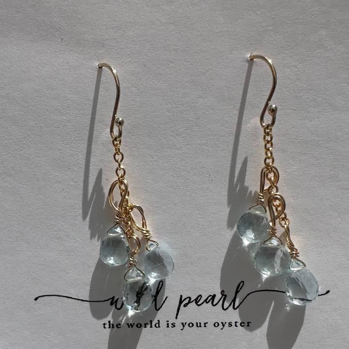Boucles d'oreilles pendantes en topaze bleue facettée sur or rempli 14K pour la vente par wild pearl