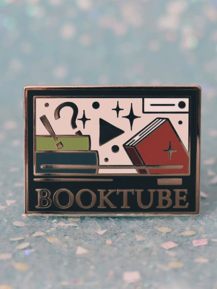Broche en émail Booktube - Mode sombre pour la vente par Felfira Moon Designs