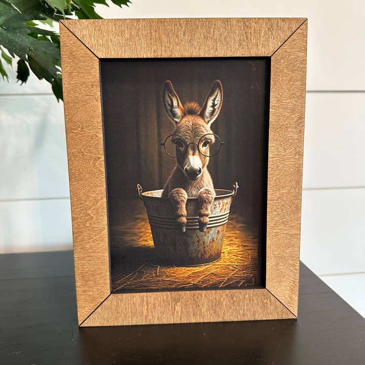6,5x8,5” Inramad Åsna i en Rostig Hink för wholesale av Farmhouse Decor & Co.
