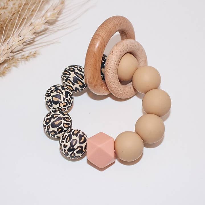 Anneau de dentition rose en forme de léopard pour la vente par Luppa