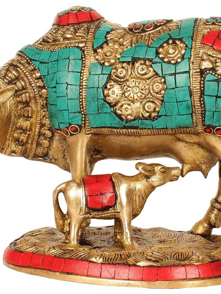 Statue en laiton richement ornée d'une mère vache allaitant son veau, 9 pouces pour la vente par Exotic India Art