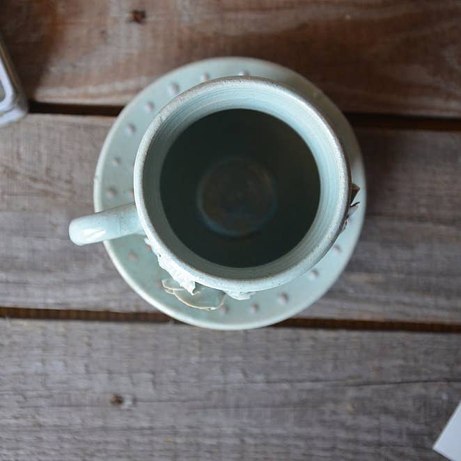 L'Officina - Wholesale Coffee Mug - Alice - Blue stoneware cup with saucer featuring embossed roses and pink dots - design 22