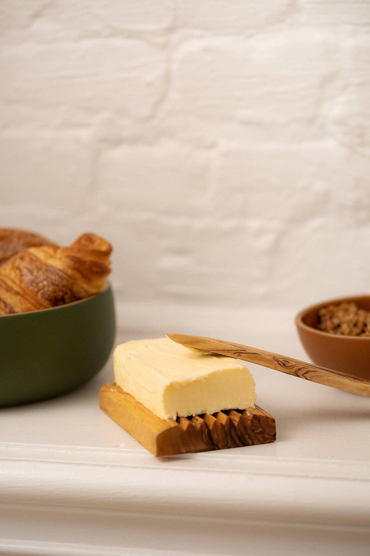 GHARYAN Stoneware & Olive Wood Tableware | Canada - Vente Couteaux à fromage - Spatule à beurre en bois d'olivier naturel | Fait main2