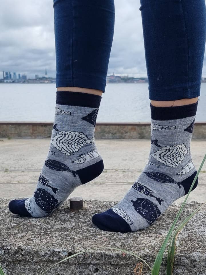 Chaussettes ICEFISH en laine mérinos avec poissons pour la vente par Sokisahtel I BestSockDrawer